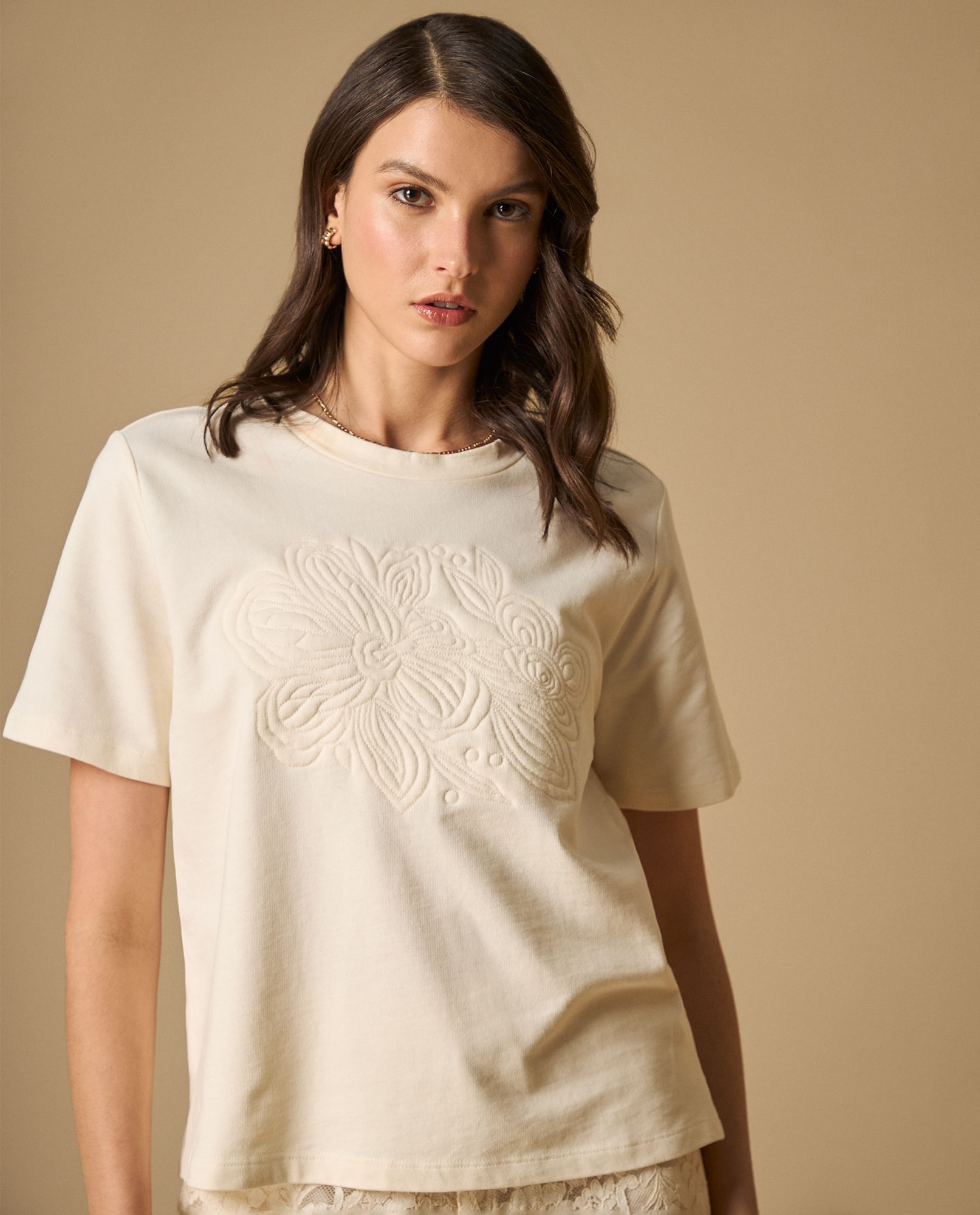 Camiseta bordada manga corta cuello redondo