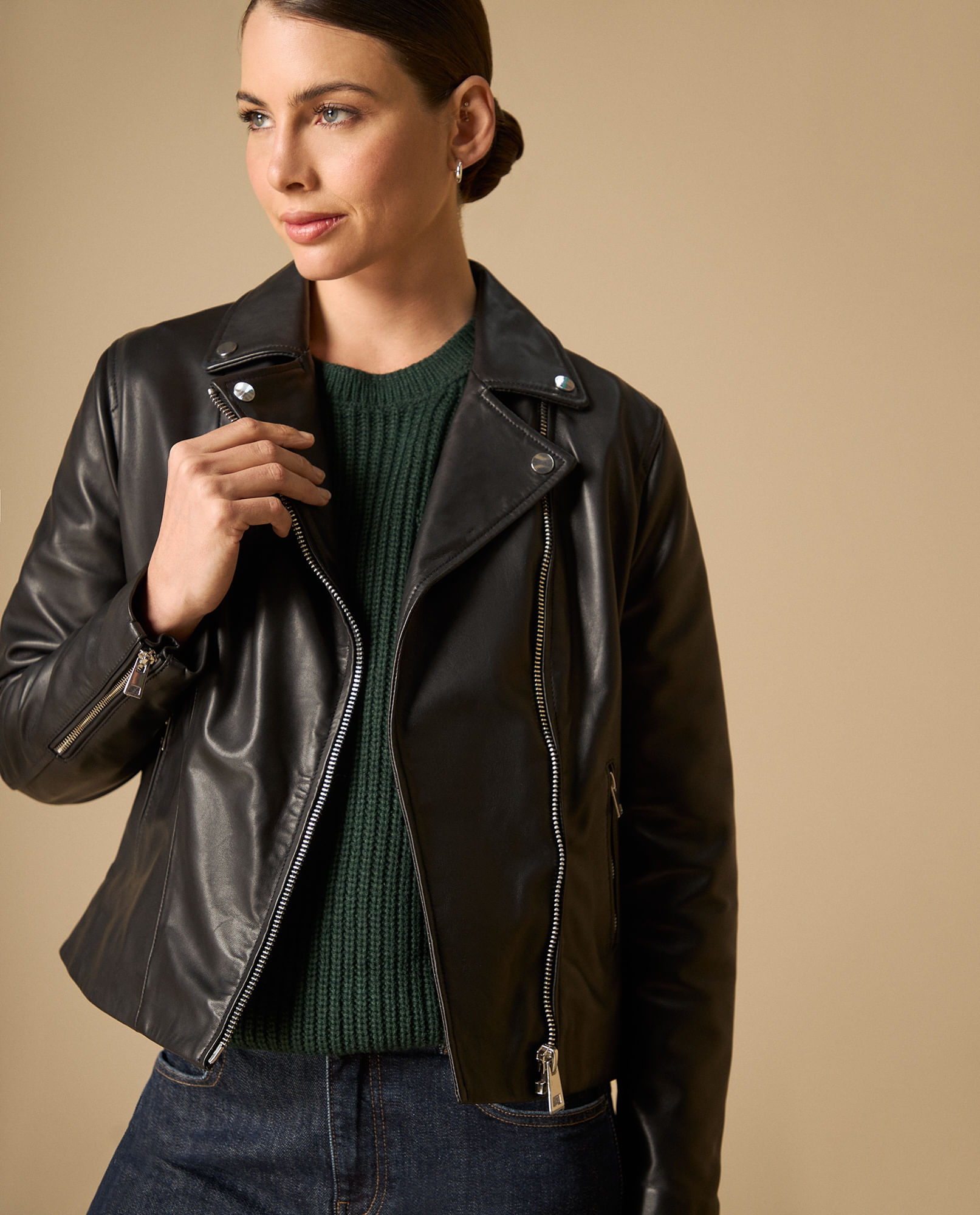 Chaqueta de cuero estilo biker con cierre diagonal