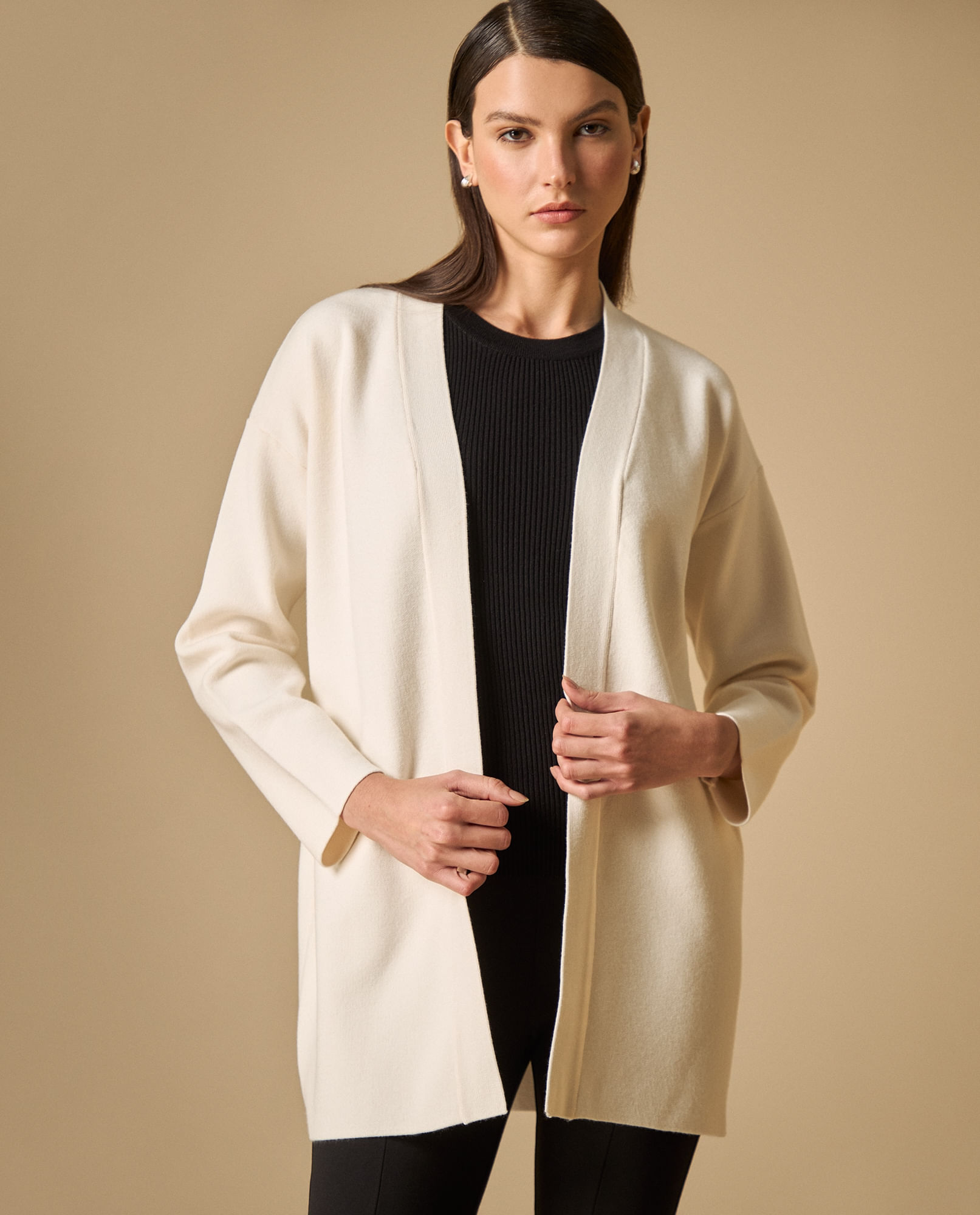 Cardigan tejido hombro caído frente abierto