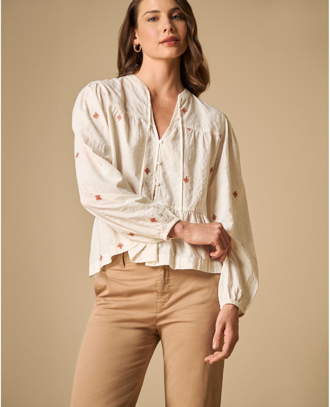 Camisa bordada manga larga cuello en V