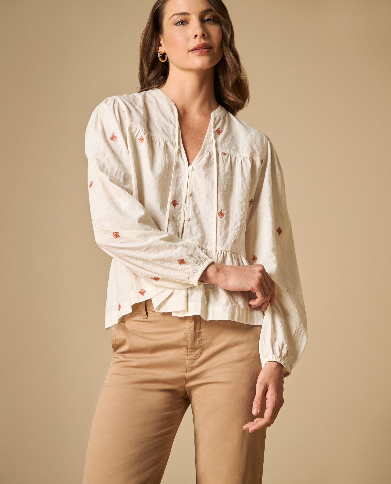Camisa bordada manga larga cuello en V
