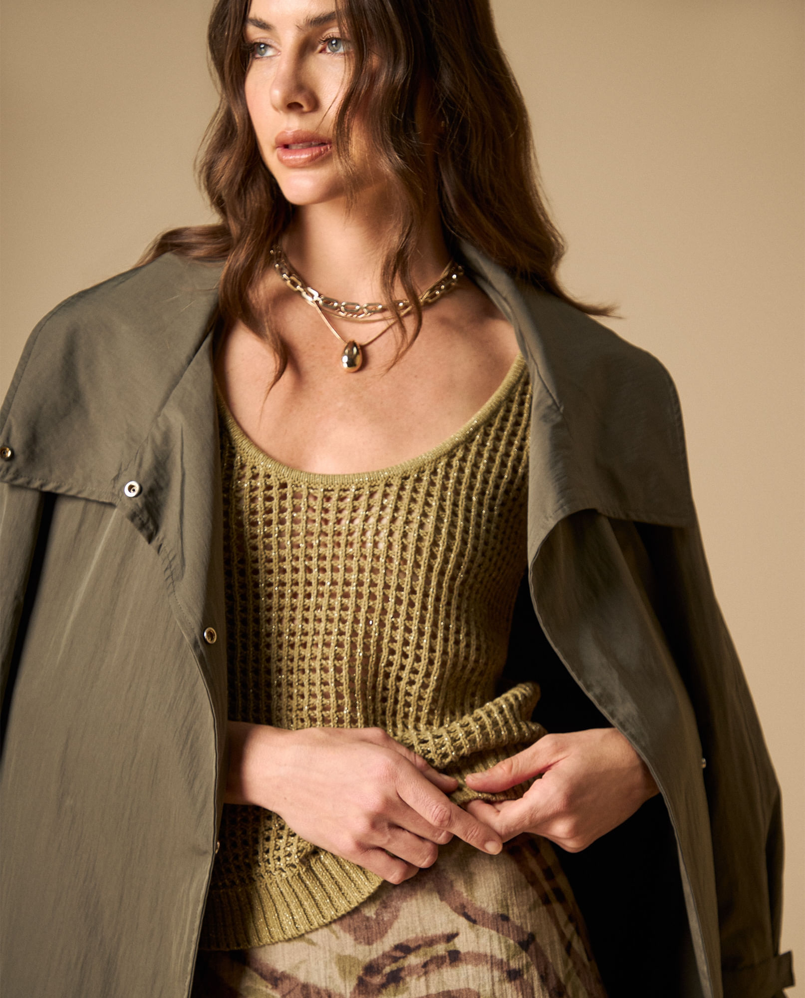 Camiseta tejida off shoulder con detalles de brillo