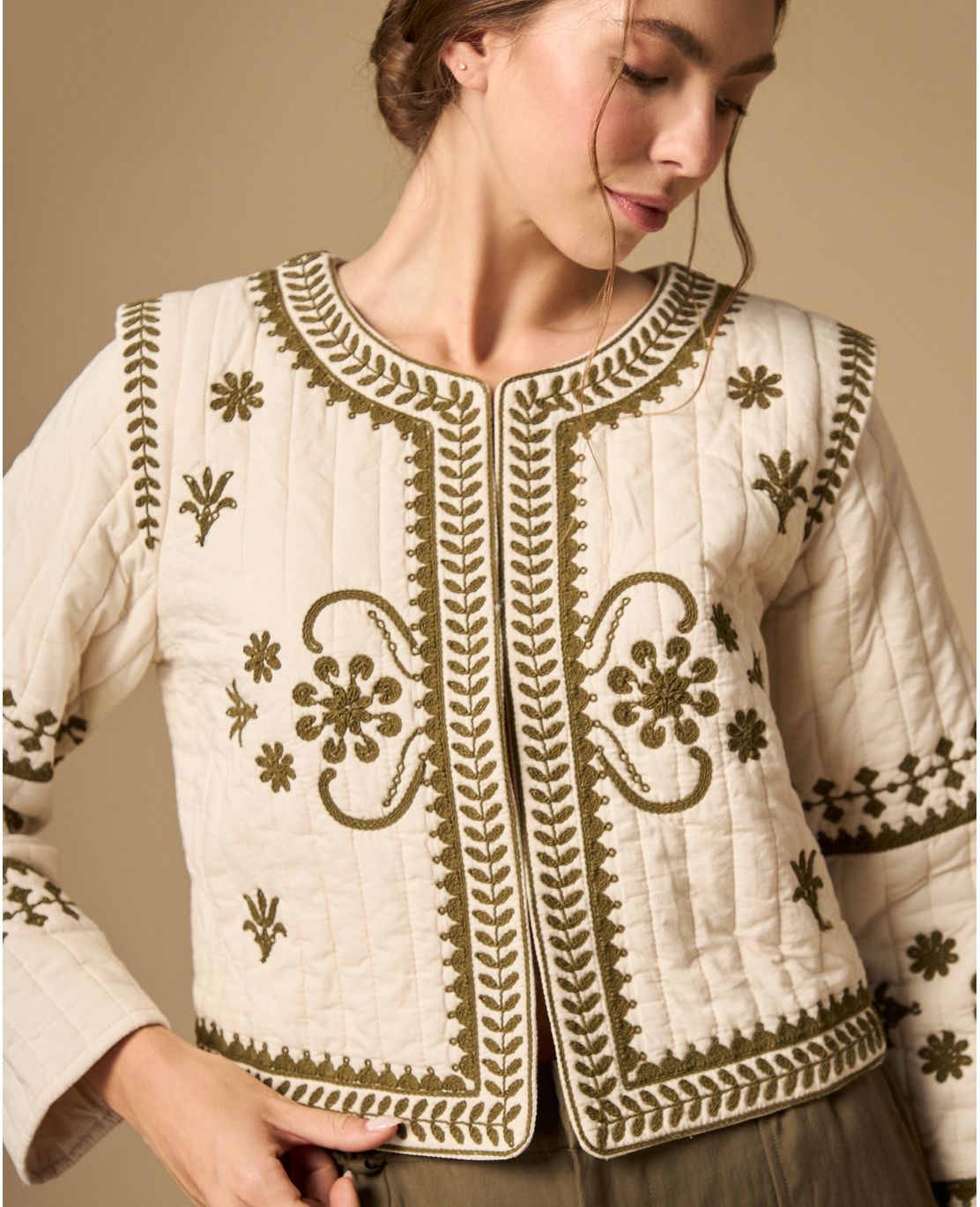 Chaqueta acolchada con bordado floral y bordes con diseño