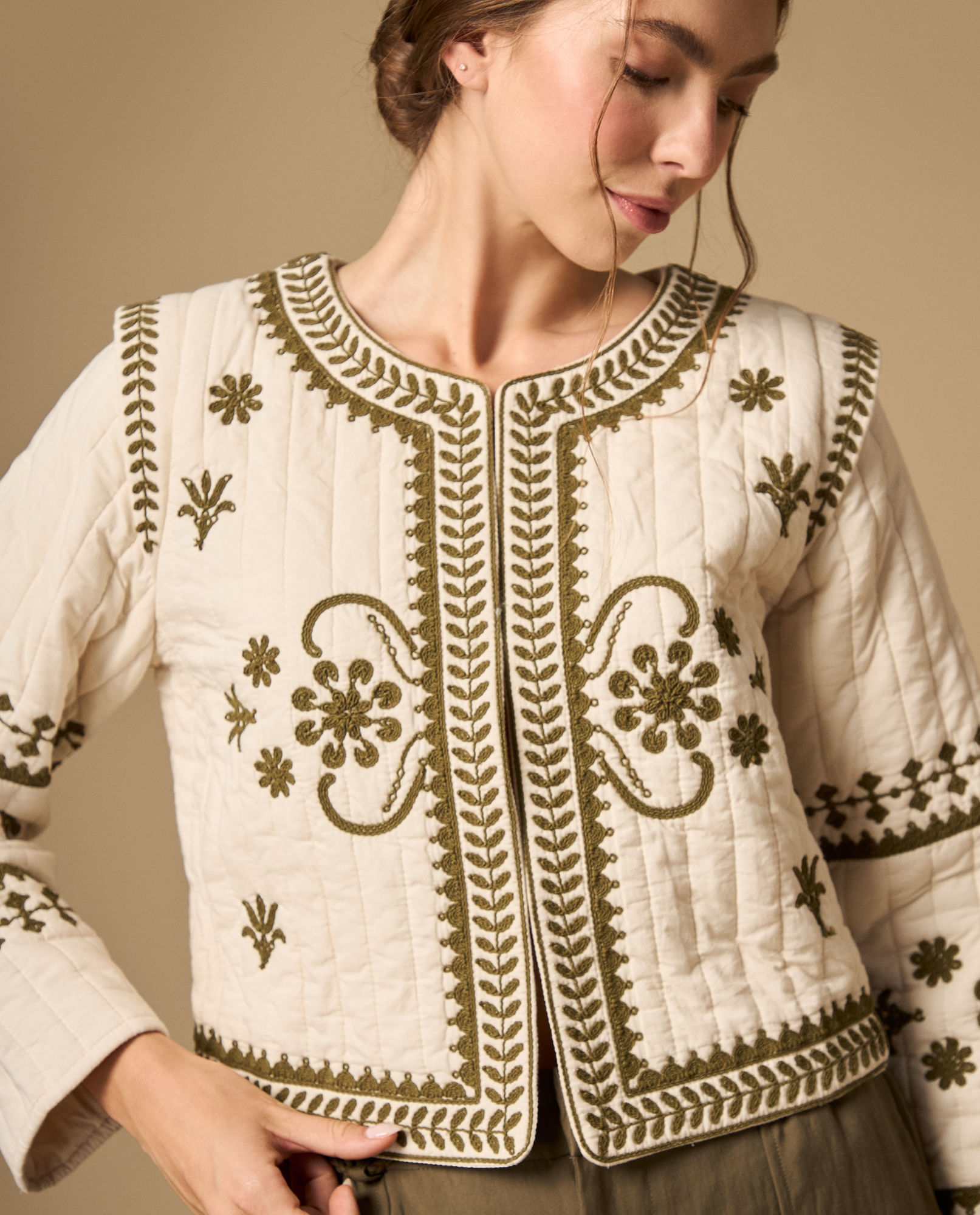 Chaqueta acolchada con bordado floral y bordes con diseño