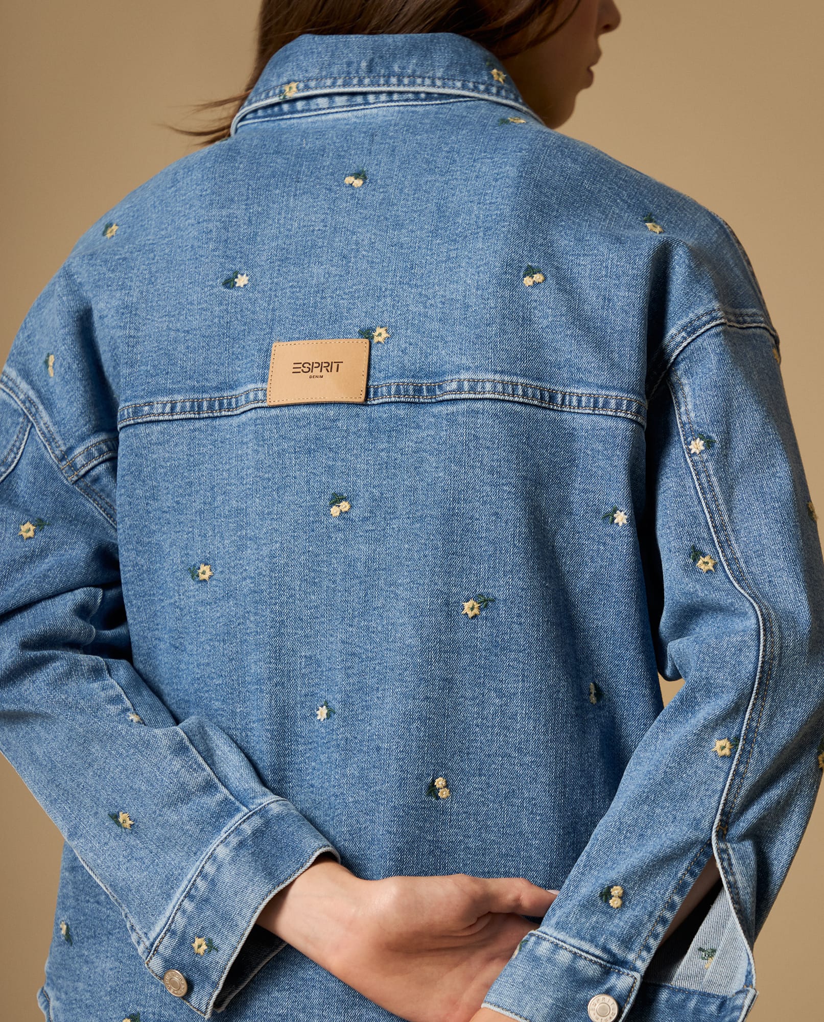 Chaqueta denim con bordado floral