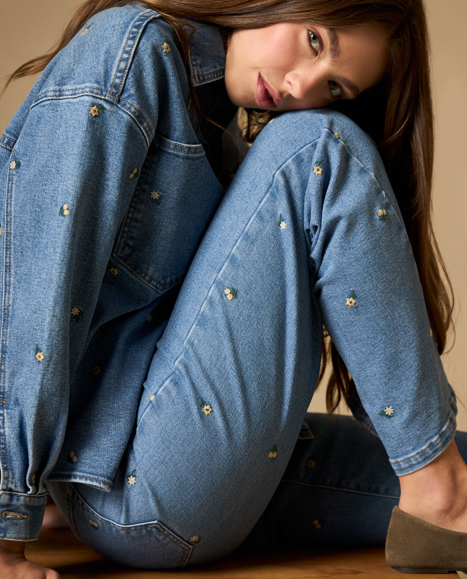 Jean straight leg bordado con detalle floral