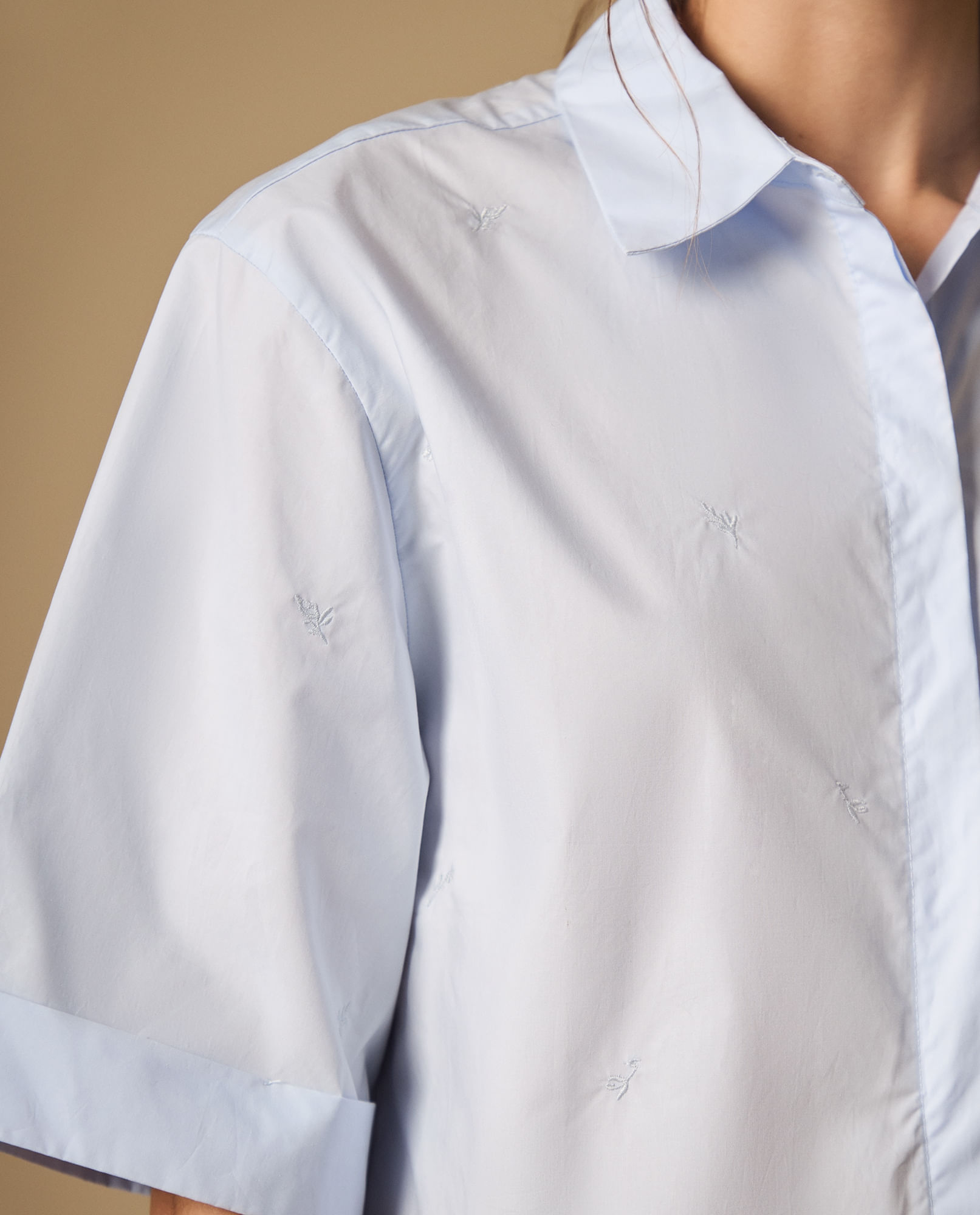 Camisa bordada manga corta con corte cropped y doblez en mangas