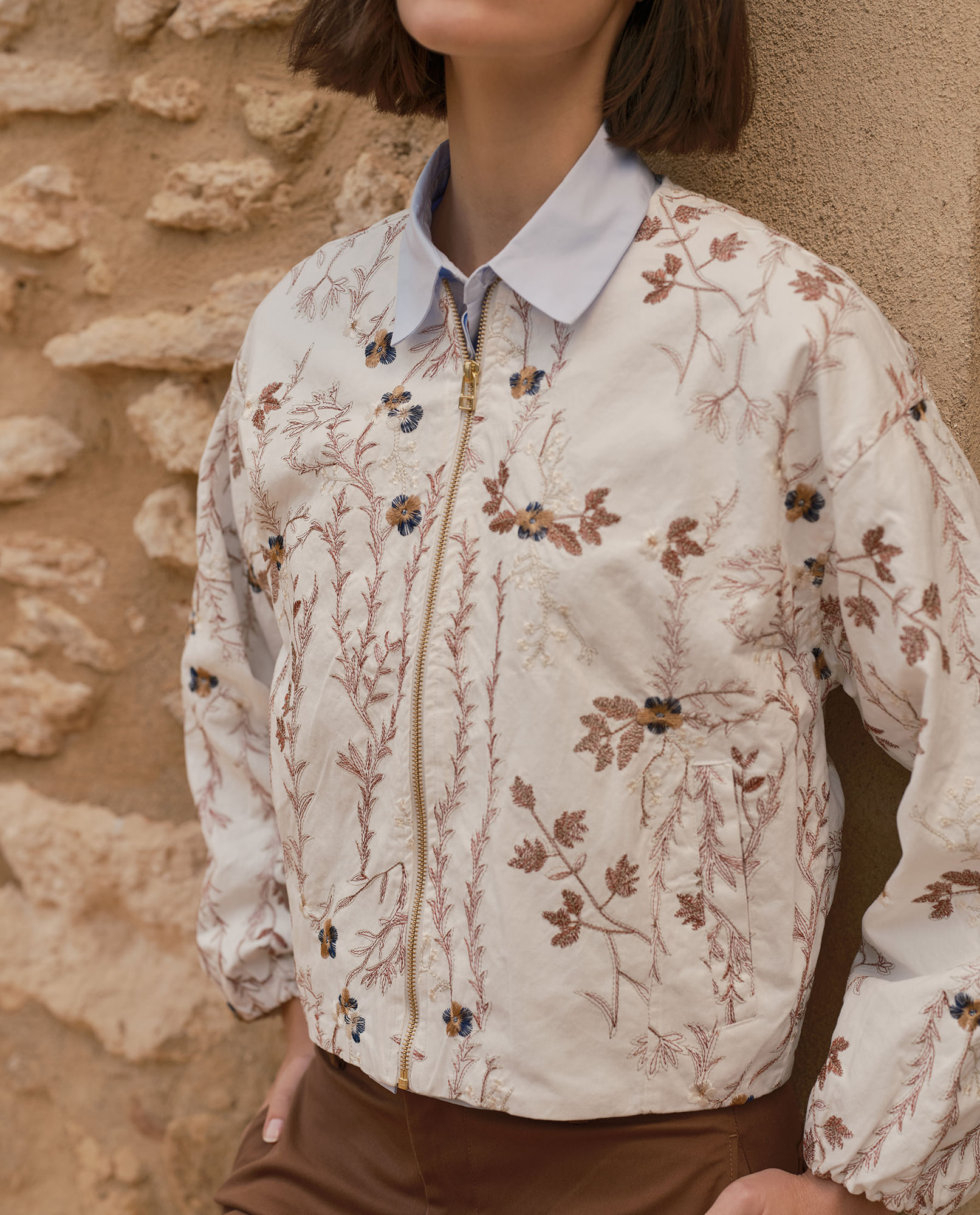 Chaqueta bomber bordada silueta relajada