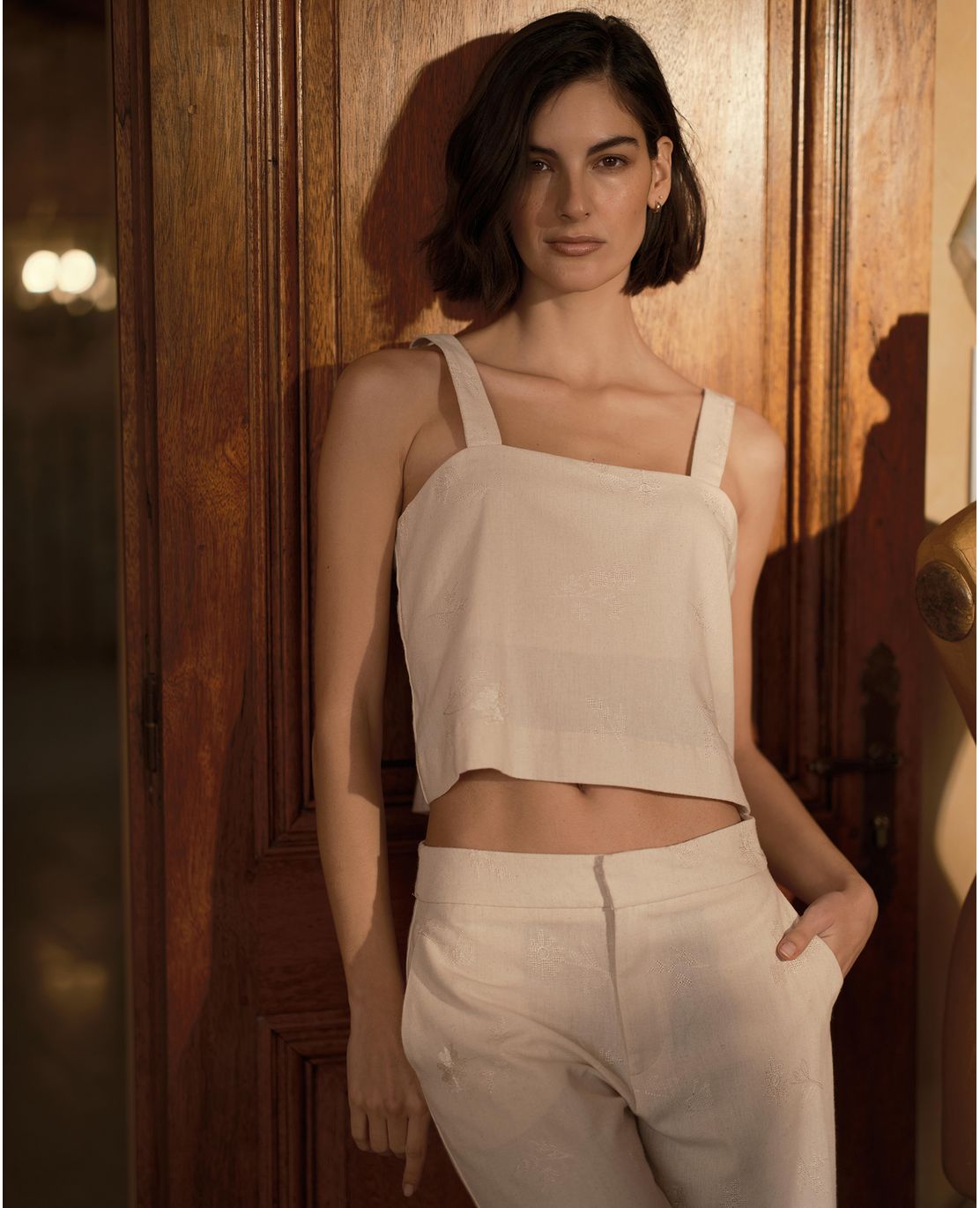 Blusa de tiras con bordado floral y escote redondo